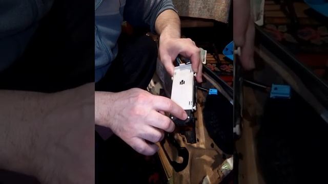 Mercedes w203 снятие обивки водительской двери и ремонт консоли стекло подъёмника. смотреть онлайн