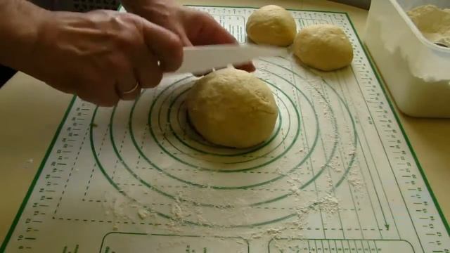 Нежный пирог с мясом, рогалики с повидлом из песочно-дрожжевого теста. смотреть онлайн