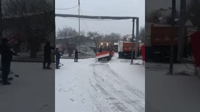 В Караганде после первого снегопада чистят проезжую часть смотреть онлайн