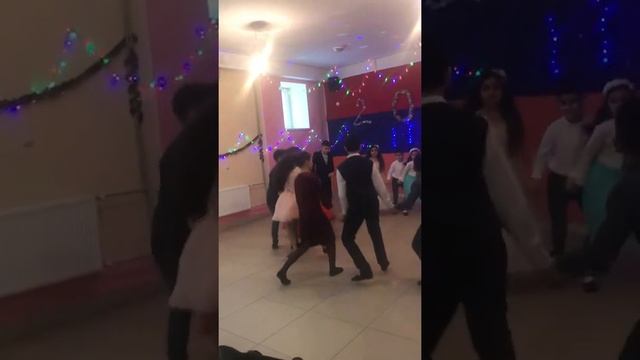 Танец "Кочари" от средней группы ансамбля Армения смотреть онлайн