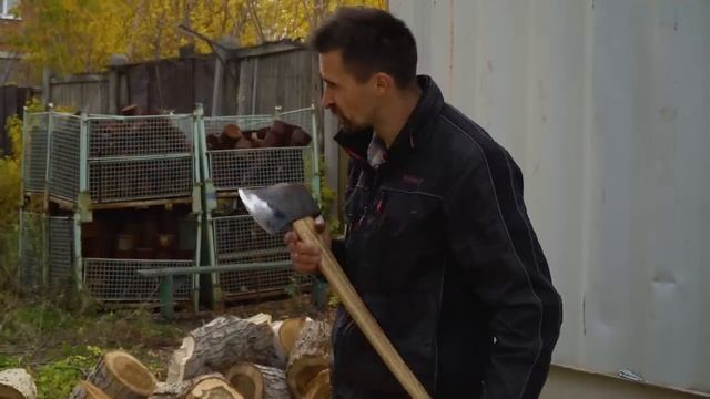 Кузнец РУБИТ бревно на СКОРОСТЬ / какой топор выбрать для этого смотреть онлайн