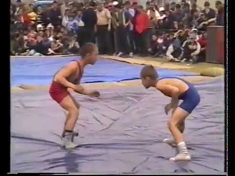 На ковре Алиев Пахрудин и Магомедов Рашид. Весовая категория 26 кг., с.Караузек - 19.05.2002 год. смотреть онлайн