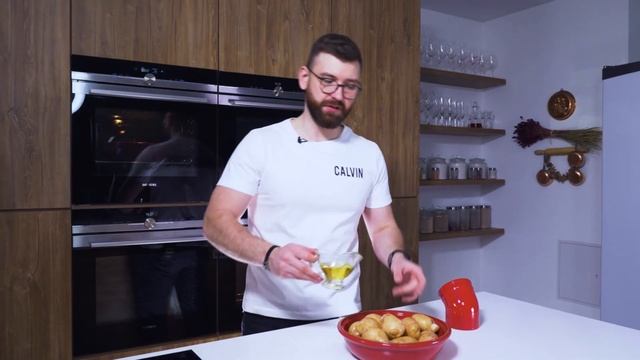 Любимейшая запеченная #КАРТОШКА в духовке с Беконом ?, Шалфеем и Анчоусами. Картофель по-деревенски смотреть онлайн