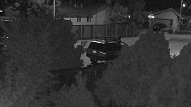 6 -11-2021 - Package Thief Tosses Empty Box Before Running Off смотреть онлайн