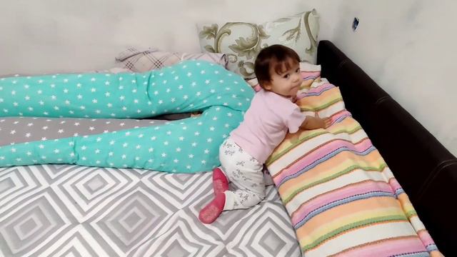 УРААА!!! СКОРО НОВЫЙ ГОД!!! ВИКА И ТАНЯ УКРАШАЮТ НОВОГОДНЮЮ ЕЛКУ!!! смотреть онлайн