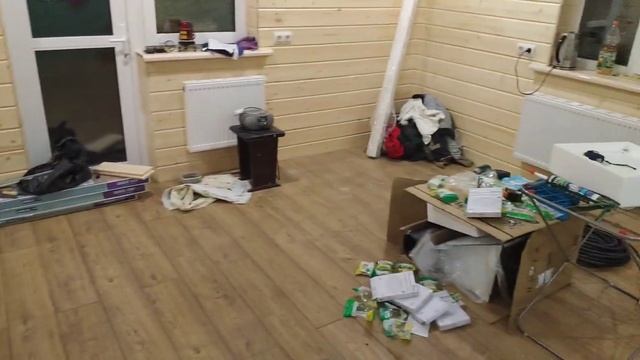 Обшивка стен имитацией бруса. Укладка ламината и немножко электрики! смотреть онлайн