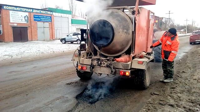 Ямочный ремонт дорог с помощью рециклера Заливка ямы смотреть онлайн