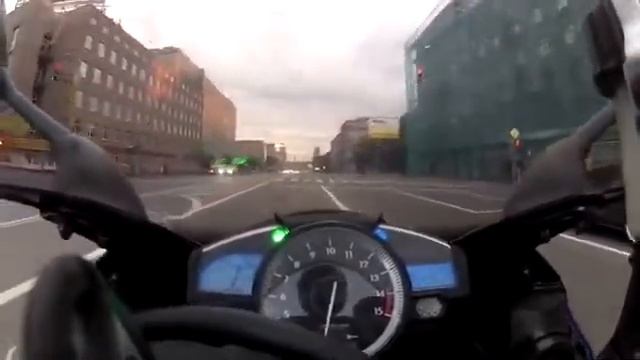 Самоубийца на YAMAHA R1 - 200 км/ч на заднем колесе и под 300 по МОСКВЕ смотреть онлайн