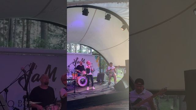 Необычная аранжировка этой песни! Узнали? В конце становится понятно😉 смотреть онлайн