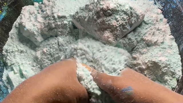 Blue and Green Soft Gym Chalk Crumble смотреть онлайн