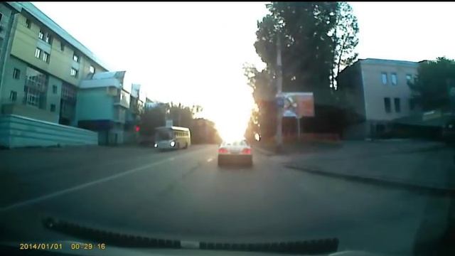 Автохам: выезд на стоп-линию и поворот на красный смотреть онлайн