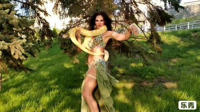 ВОСТОЧНЫЙ ТАНЕЦ СО ЗМЕЕЙ / ПИТОН ? / САМАРА // SNAKECHARMER BELLY DANCE смотреть онлайн