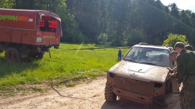 ставим машину на бок чтобы поставить оторванное колесо на Nissan Terrano Mammutparck Offroad смотреть онлайн