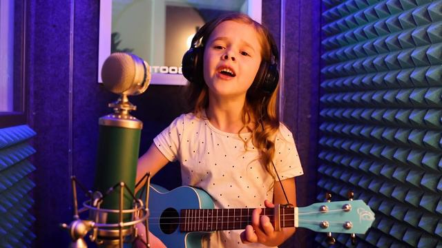 Somewhere Over The Rainbow 🌈 8-Year-Old Claire Crosby on Ukulele смотреть онлайн