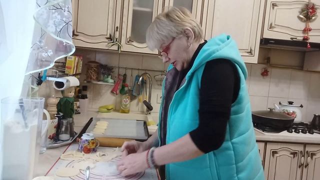 Зарисовка по кухне: делаю коктейльные пирожки.... смотреть онлайн