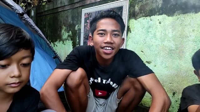 KEMPING 24 JAM DIATAS KOLAM RENANG, MIKAEL KETAKUTAN MALEMNYA ADA SUARA SIREN HEAD! | Mikael TubeHD смотреть онлайн