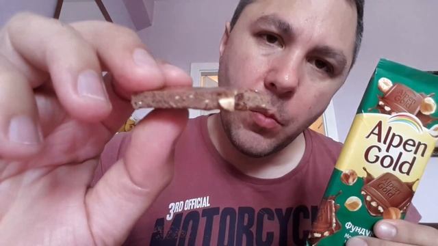 Обзор на шоколадку Альпен Гольд молочный с Фундуком смотреть онлайн