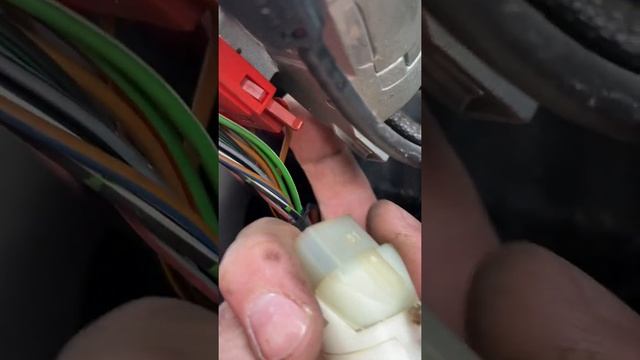 VW Transporter T4 ignition switch exchange / screw removal. No 10 minute drama смотреть онлайн