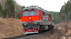 ТЭП70-0521 с пригородным поездом Верхний Уфалей - Екатеринбург-Пасс. и приветливой бригадой