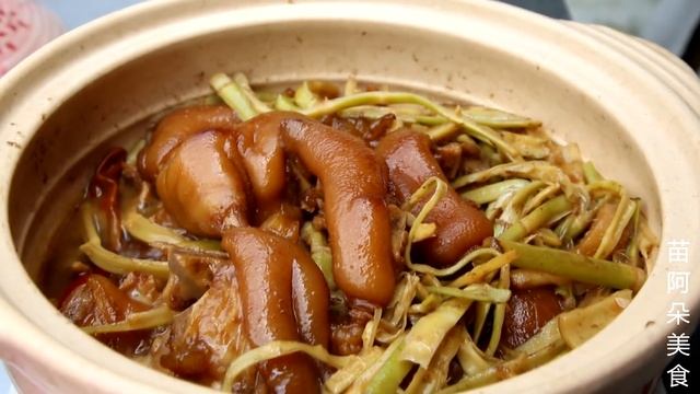 苗大姐柴刀砍猪蹄，做“猪蹄炖笋丝”，啃得真过瘾，大补啊！【苗阿朵美食】