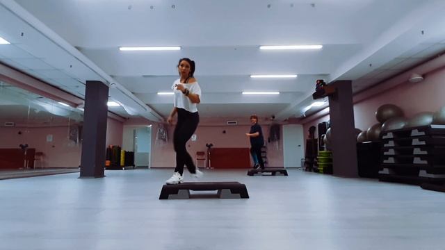 СТЕП АЭРОБИКА СВЯЗКА НА 32 СЧЁТА / STEP AEROBICS смотреть онлайн