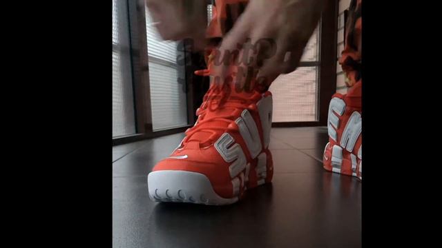 Видео обзор THE SUPREME X NIKE AIR MORE UPTEMPO на ногах смотреть онлайн