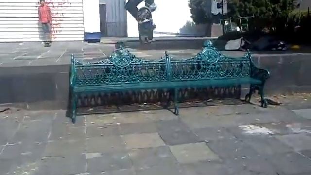 Ollie Botando Una Banca смотреть онлайн
