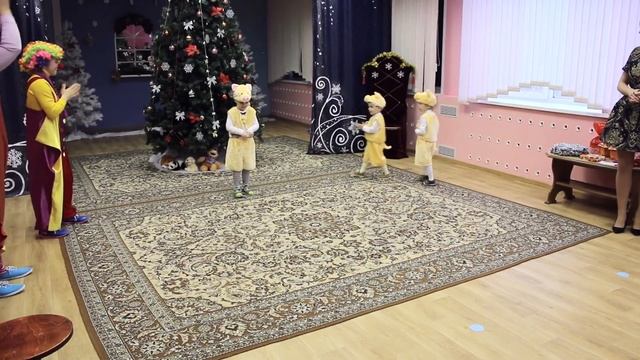 Новогодний утренник в детском саду | Танец маленьких поросят [Студия Отражение - VideoReflex] смотреть онлайн