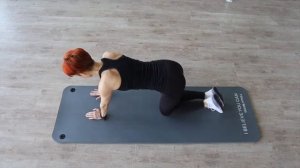 Вытягивание руки и ноги стоя на коленях