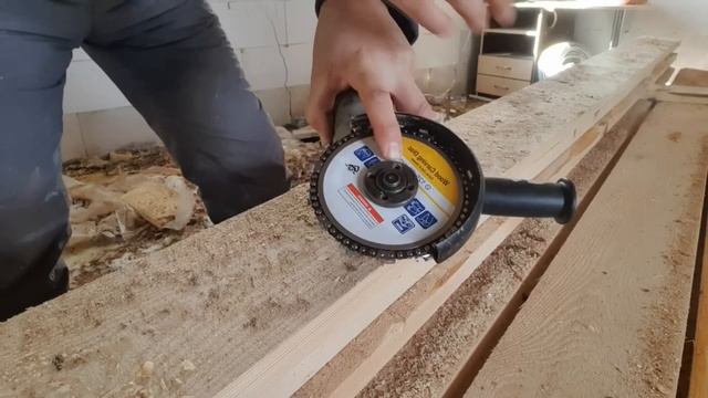 Ставлю на болгарку диск по дереву. Показываю как она выпиливает смотреть онлайн