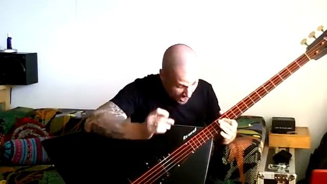 Вячеслав Шведов шпарит на бас балалайке Doom 3 OST – Main Theme 360 смотреть онлайн