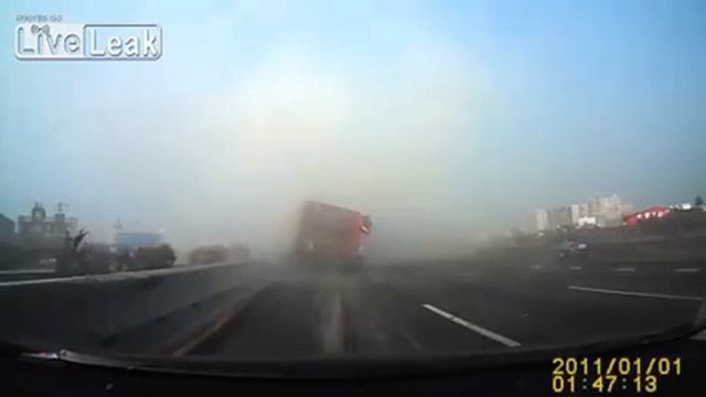 Жесть! Замес на трассе! Big accident on highway. смотреть онлайн