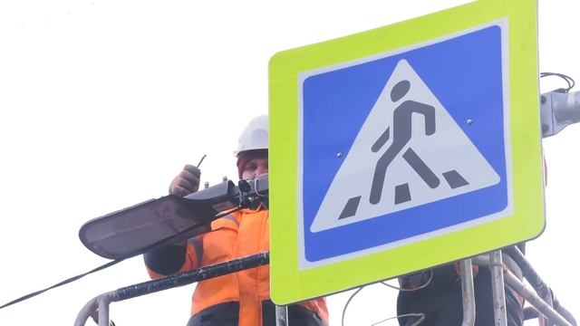 На пешеходных переходах во Владивостоке устанавливают дополнительные светильники смотреть онлайн