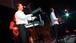 От крутого бережка лодочка отчалила