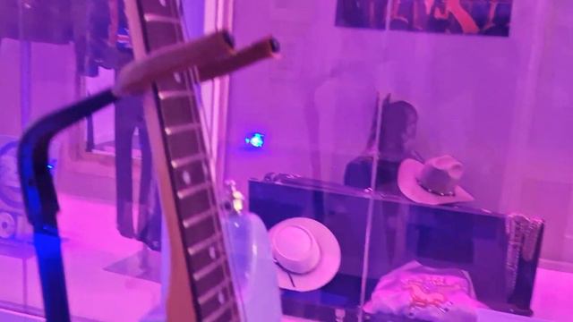 Kurt Cobains skystang 1 guitar. Nirvana смотреть онлайн