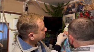 Доктор Василий снимает швы попугаю Кире, ассистирует Зубков Олег Алексеевич.