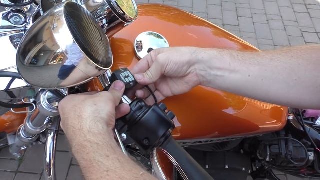 Bluetooth аудиосистема для мотоцикла AVS350MP с установкой на Harley Davidson Sportster 1200 смотреть онлайн