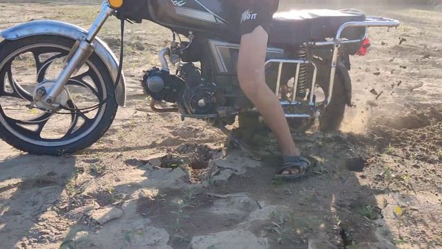 ЗАСТРЯЛИ В ГРЯЗИ НА МОПЕДЕ АЛЬФА смотреть онлайн