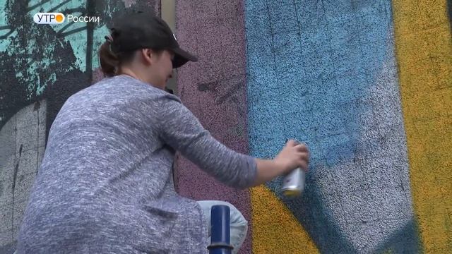 "Утро России": участники фестиваля "РОСТ" продолжают расписывать самый длинный в России дом смотреть онлайн