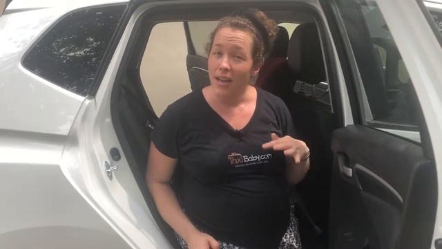 Still pregnant Elise installs 3 car seats in a row (Honda Jazz)! смотреть онлайн