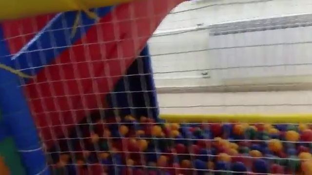 Тюмень. Игровая "Детский дворик" Лесобаза. Игровая "Лес чудес" ТРЦ Кристалл. Толя и Денис. смотреть онлайн