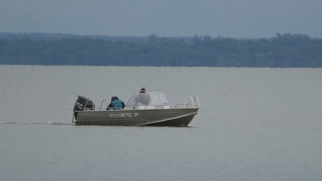 Рыбацкая лодка на Калининградском заливе смотреть онлайн
