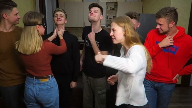 НАЙДИ СВОЕГО ПАРНЯ ПО ЧАСТИ ТЕЛА ?? ДЕВУШКИ УГАДЫВАЮТ ПАРНЕЙ! смотреть онлайн