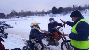 04.02.2023 Детская тренировка по мотокроссу: детей учат ломать поворот и контролировать прыжки