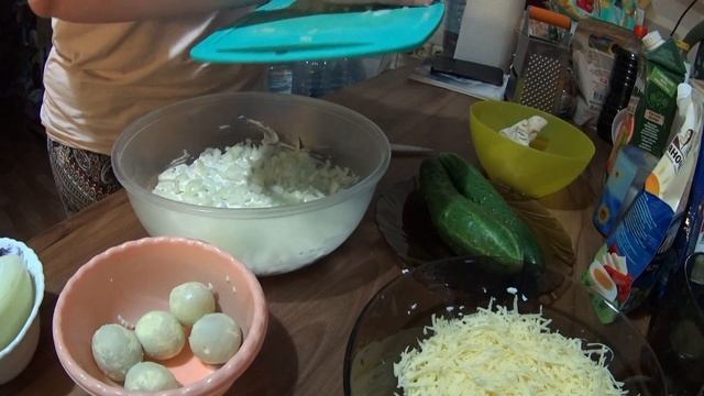 Салат из куриной грудки со свежим огурцом и маринованными шампиньонами. Идеальный салат. смотреть онлайн