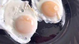 ЖАРИМ ЯЙЦА НА ВОДЕ ? ГОТОВИМ ЯИЧНИЦУ БЕЗ МАСЛА