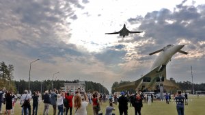 Проход Ту-160 над  памятником Ту-144