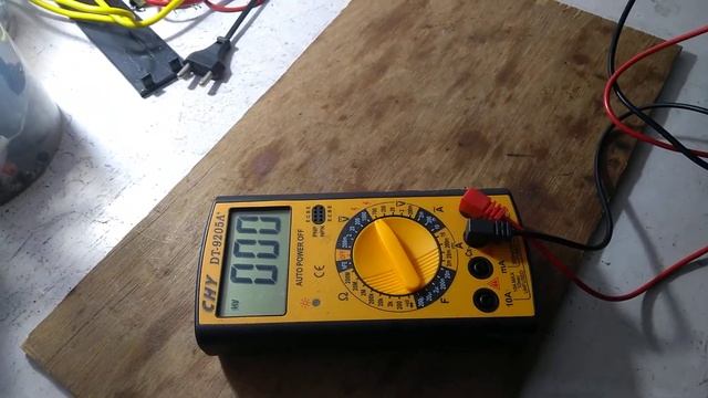 How to check AC 240 voltage with a multimeter смотреть онлайн