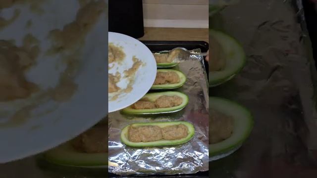 ЛОДОЧКИ ИЗ КАБАЧКОВ С КУРИНЫМ ФАРШЕМ. ГОРЯЧЕЕ К НОВОГОДНЕМУ СТОЛУ #лодочки #рецепт #кабачкивдуховке смотреть онлайн