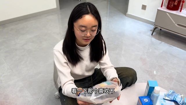 静宝的手帐用品放书桌太合适了，还说妈妈选的手机壳不好看 смотреть онлайн